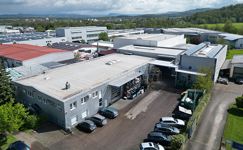 Gewerbehalle in einem Industriegebiet, die künftig als Trampolinpark und Kinderspieleland genutzt wird.