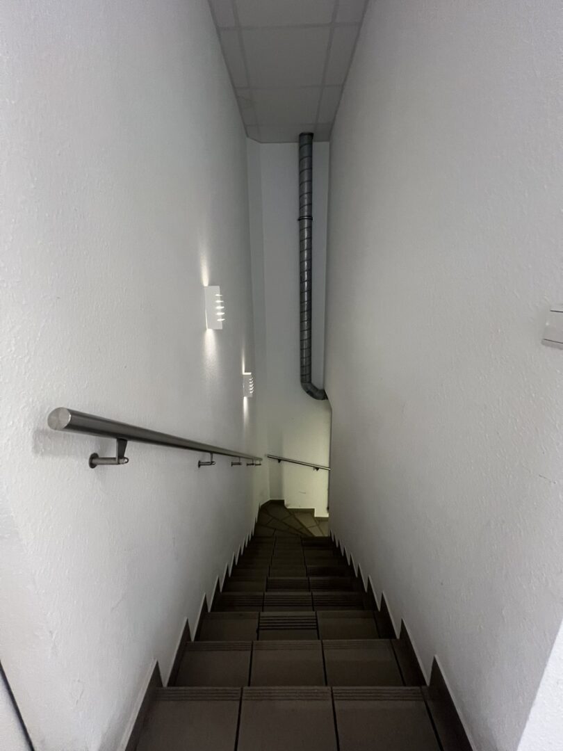 Treppenabgang zu sanitären Flächen