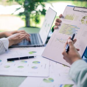 Analyse von Diagrammen und Kennzahlen zur Bewertung von Gewerbeimmobilien im Rahmen eines Wertgutachtens.