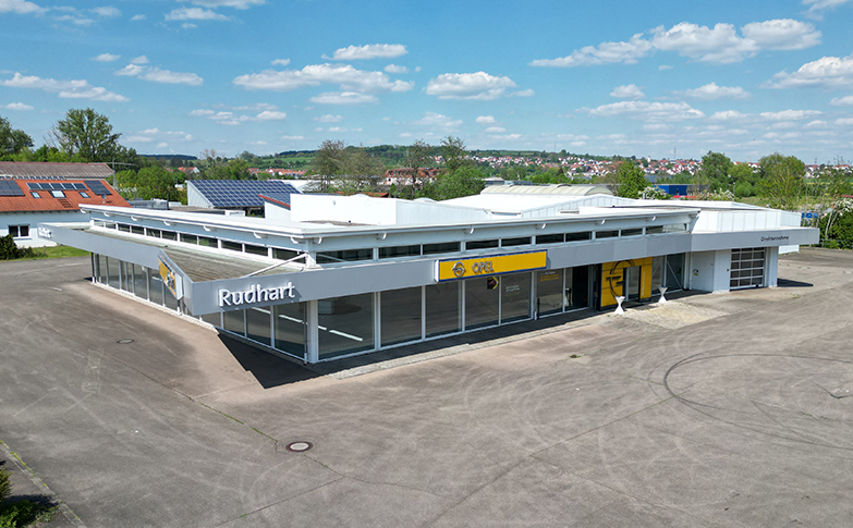 Autohaus mit Verkaufs- und Serviceflächen sowie großer befestigter Außenfläche auf weitläufigem Grundstück in Giengen an der Brenz, durch fgi vermittelt.