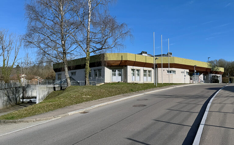 Gewerbeimmobilie mit eingeschossigem Hallen‑ und Verwaltungsgebäude im Stauferpark Göppingen, Außenansicht.