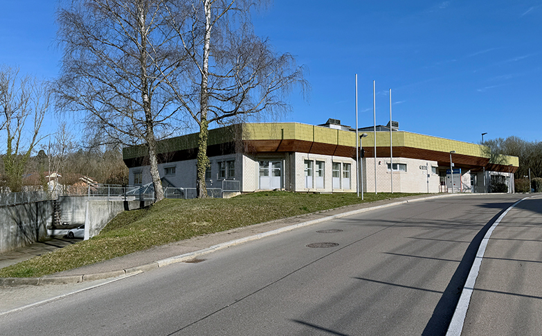 Gewerbeimmobilie mit eingeschossigem Hallen‑ und Verwaltungsgebäude im Stauferpark Göppingen, Außenansicht.
