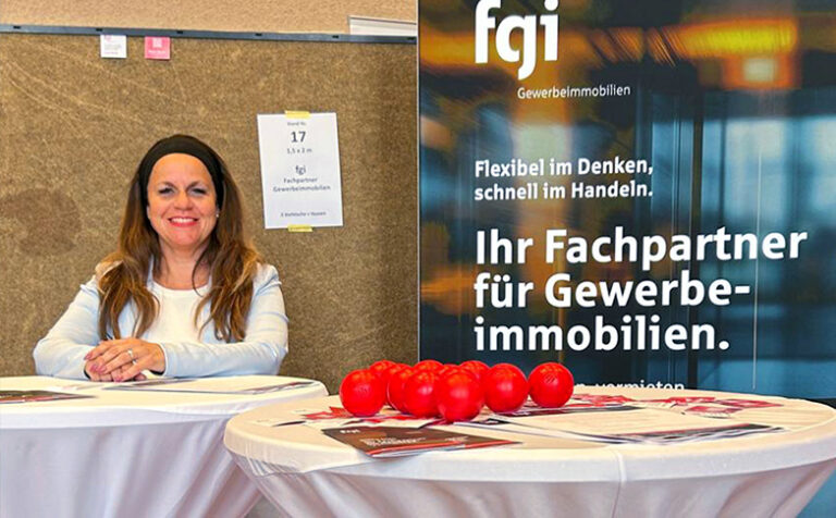 Messestand der Fachpartner Gewerbe-Immobilien GmbH beim Career Day in Geislingen mit Informationsmaterial und Banner zum Thema Gewerbeimmobilien.