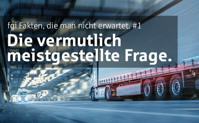 Lkw in Bewegung in einer Logistikumgebung mit Teaser zur Frage der verfügbaren Hallenhöhe bei Gewerbeimmobilien.