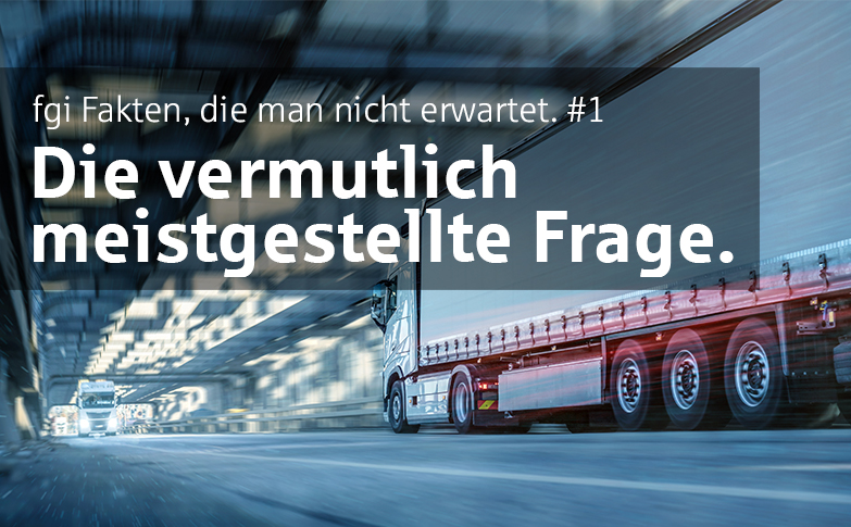 Lkw in Bewegung in einer Logistikumgebung mit Teaser zur Frage der verfügbaren Hallenhöhe bei Gewerbeimmobilien.