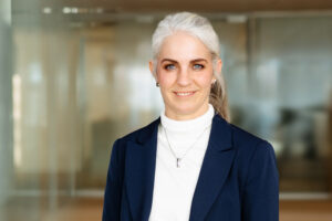 Portrait einer Mitarbeiterin aus den Bereichen Werbung und Backoffice von fgi in moderner Büroumgebung.