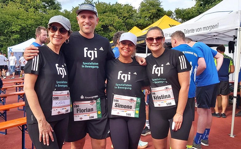 Team von fgi vor dem Start des AOK-Firmenlaufs in Göppingen mit Laufshirts „fgi, Spezialisten in Bewegung“