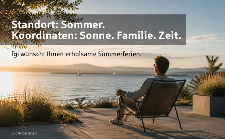 Person blickt auf einen See in sommerlicher Abendstimmung – Symbolbild für Erholung, Sommerferien und eine kurze Auszeit.
