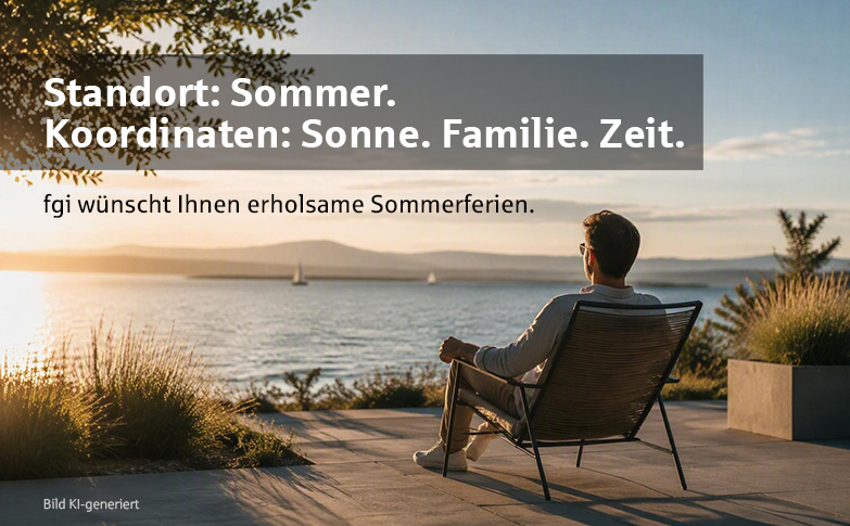 Person blickt auf einen See in sommerlicher Abendstimmung – Symbolbild für Erholung, Sommerferien und eine kurze Auszeit.