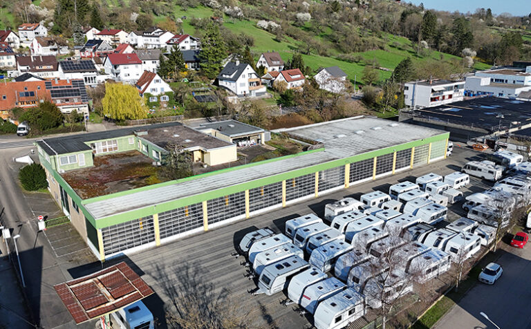 Gewerbeimmobilie mit Bushallen und befestigten Außenflächen in Schorndorf-Schornbach – durch fgi verkauft.