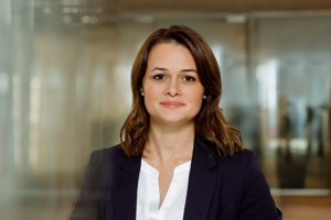Frau Jung, Alexandra